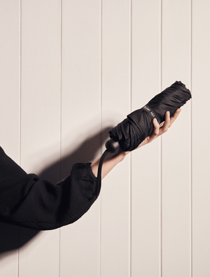 Blunt Neo Umbrella - Ink Black - in use