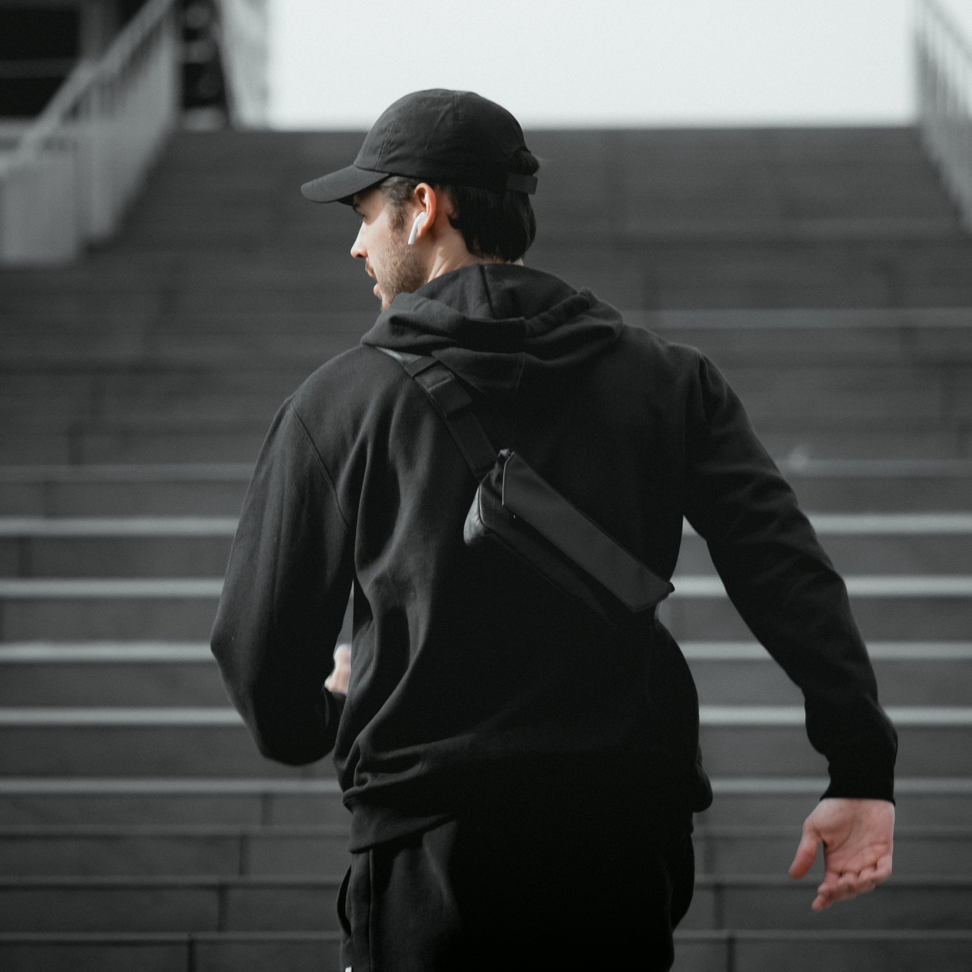 DAYFARER Active Sling - UrbanCred