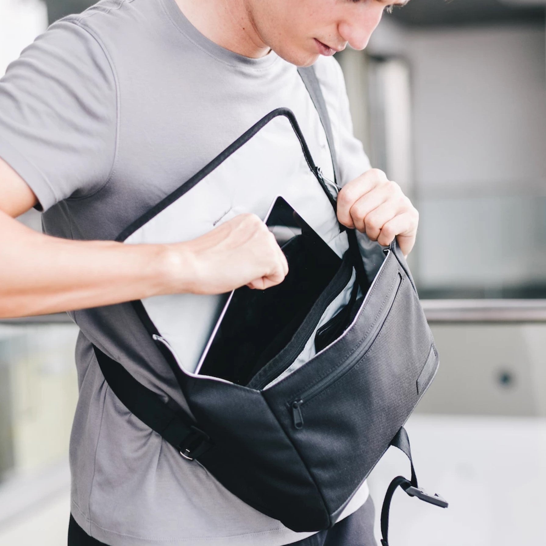 DAYFARER Sling - UrbanCred